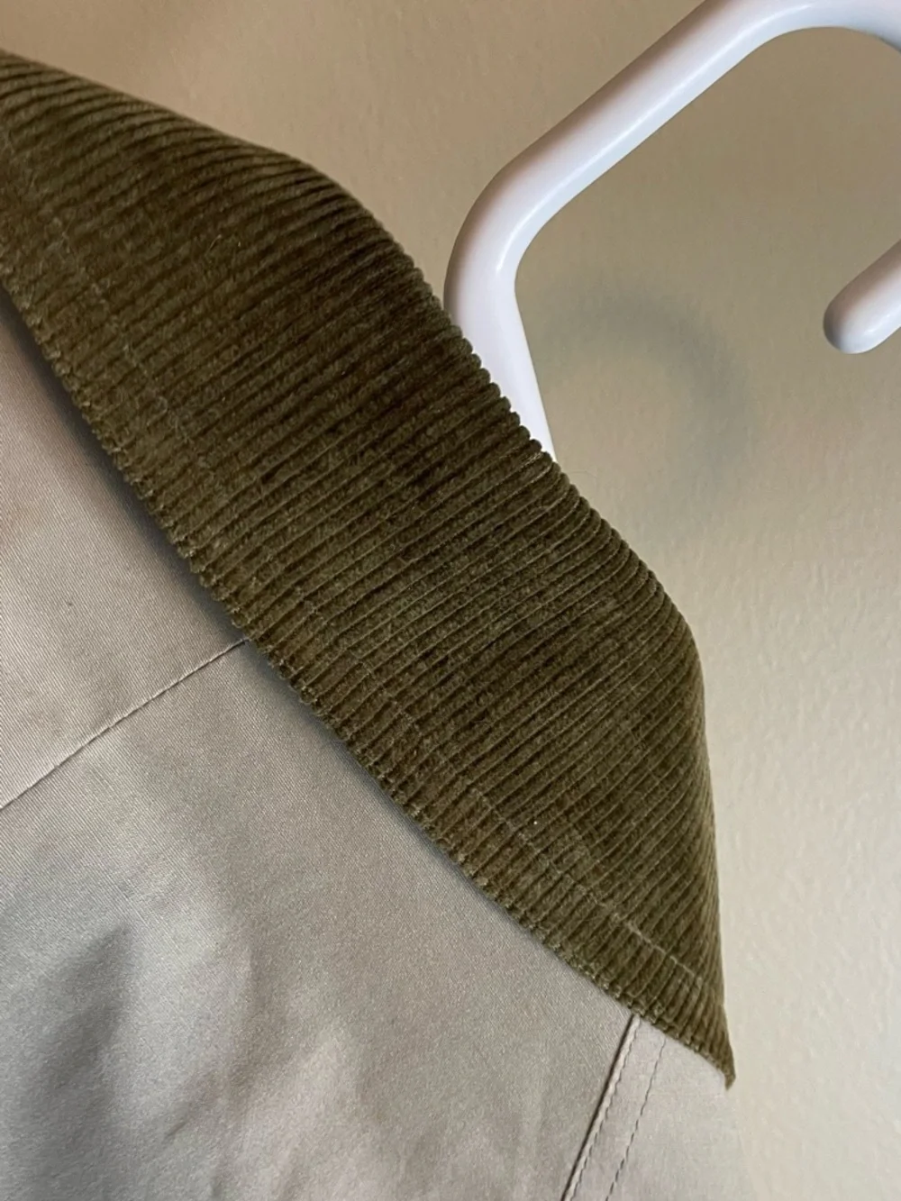Classic Beige Trench Coat with Contrast Collar - Picture 8 of 11